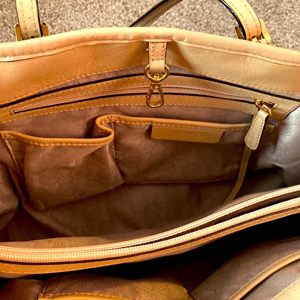 NWOT Michael Kors handbag tote with inside middle zip compartment. - Picture 5 of 9
